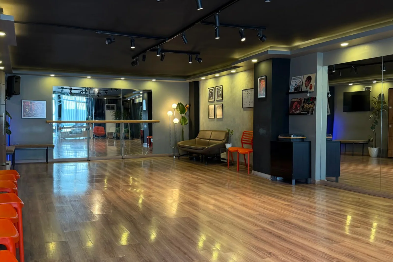 Kadıköy'deki tango stüdyosu — parke zemin, boydan aynalar ve duvarda tango afişleri