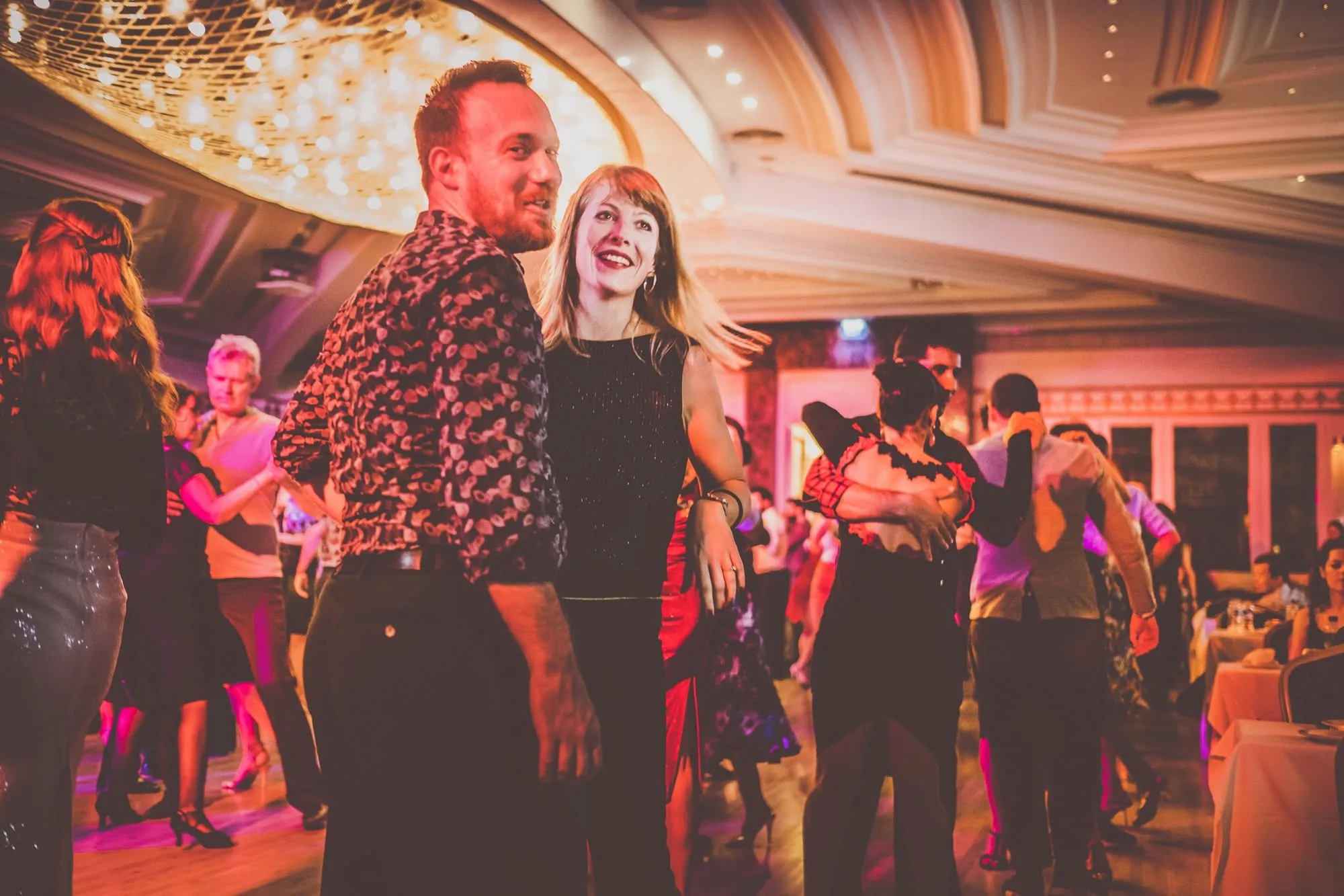 Kadıköy'de bir tango gecesinde dans eden çift