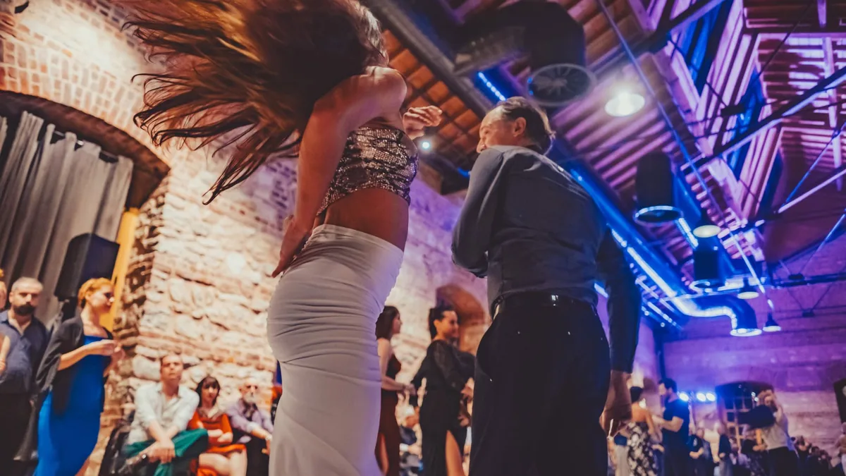 Tango mı, Salsa mı? Hangi Dansla Başlamalı?