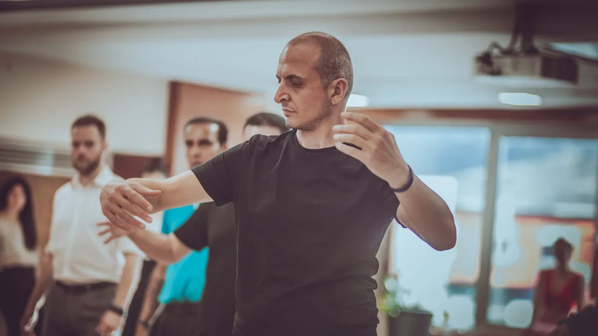 Özel Ders mi, Grup Dersi mi? Yeni Başlayan İçin Dürüst Karşılaştırma